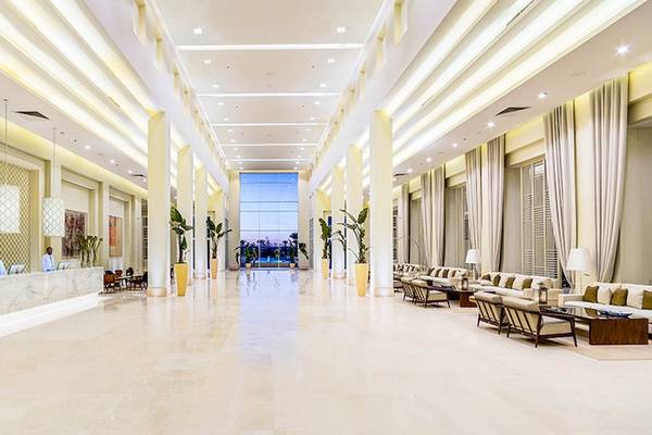 Lobby des Jaz Aquaviva Hotels mit Rezeption und gepflegtem Innenraum.