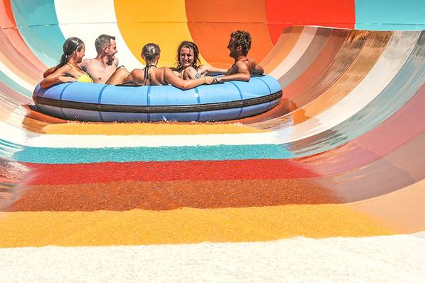 Gruppe von Menschen auf einer blauen Wasserrutsche im Jaz Aquaviva Hotel
