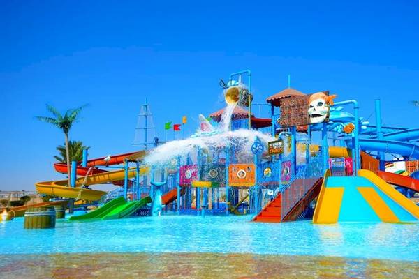 Wasserpark im Jaz Aquaviva Hotel mit bunten Rutschen und Wasserspielen