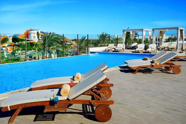 Außenpool mit Loungers am Jaz Aquaviva Hotel mit Blick auf Wasserrutschen