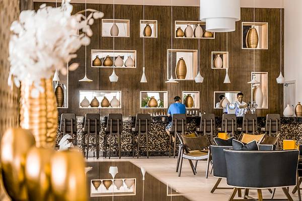 Innenansicht der Bar im Jaz Aquaviva Hotel mit Barhockern, Vasen und Dekorelementen.
