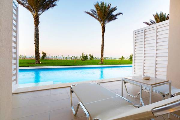 Aussicht von der Terrasse des Jaz Aquaviva Hotels auf den Pool und die Palmen.