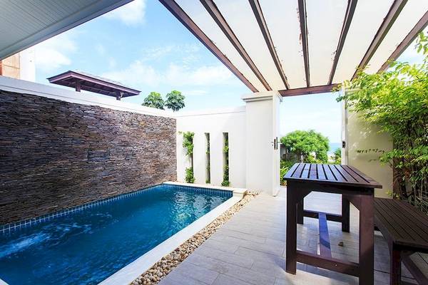 Privater Poolbereich des Samui Resotel Beach Resorts mit überdachter Terrasse.