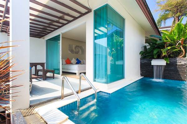 Samui Resotel Beach Resort Villa mit Pool und Eingangsbereich.