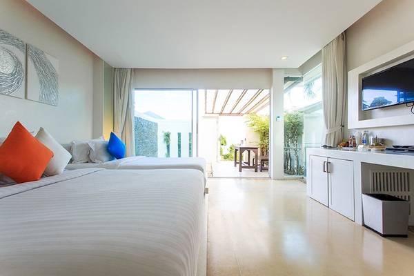 Schlafzimmer im Samui Resotel Beach Resort mit zwei Betten, Fernseher und offenem Balkon.