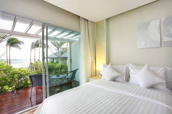 Schlafzimmer des Samui Resotel Beach Resort mit Blick auf den Balkon und das Meer