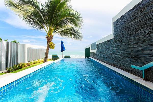 Pool mit blauem Wasser und Palme am Samui Resotel Beach Resort