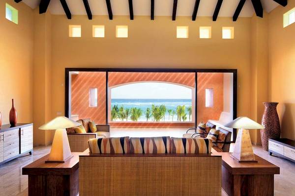 Wohnzimmer im Barcelo Maya Palace mit Blick auf das Meer und Palmen