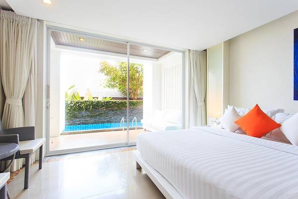 Hotelzimmer mit Blick auf den Swimmingpool, große Glasschiebetür, modernes Design.