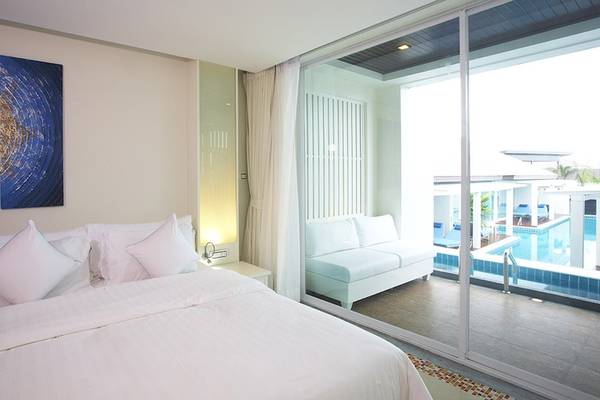 Hotelzimmer mit Bett und Poolblick im Samui Resotel Beach Resort