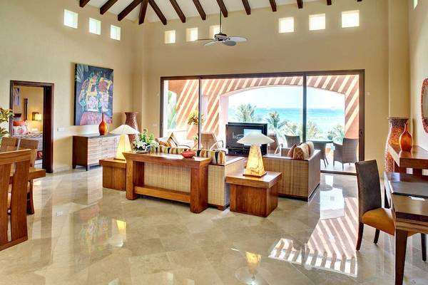 Wohnzimmer im Barcelo Maya Palace mit Blick auf das Meer und modernen Möbeln.