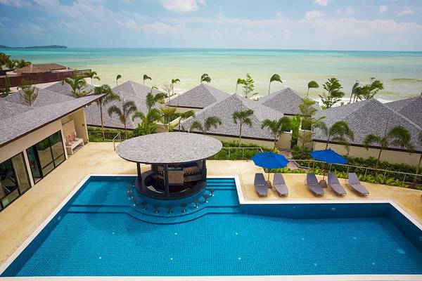 Poolbereich des Samui Resotel Beach Resorts mit Blick auf das Meer und Sonnenliegen.