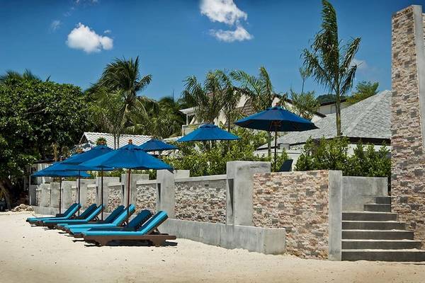 Reihe von blauen Sonnenliegen am Strand des Samui Resotel Beach Resort