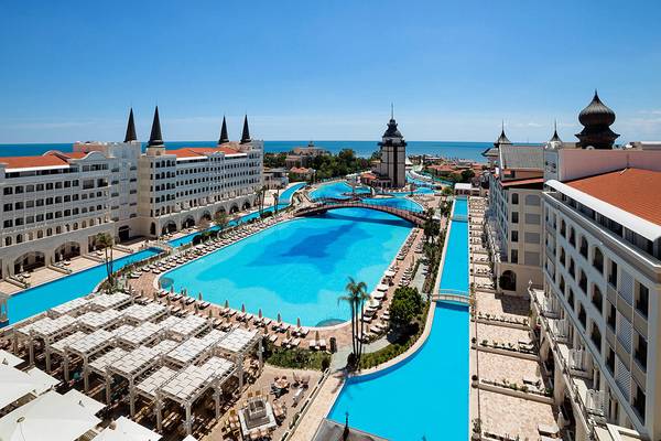 Ein Hotel namens Titanic Mardan Palace mit großen Swimmingpools und Gebäuden.