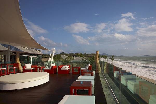 Terrasse des Samui Resotel Beach Resorts mit Blick auf das Meer und rote Möbel.