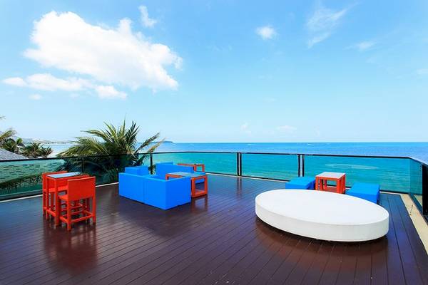 Terrasse des Samui Resotel Beach Resorts mit Blick auf das Meer