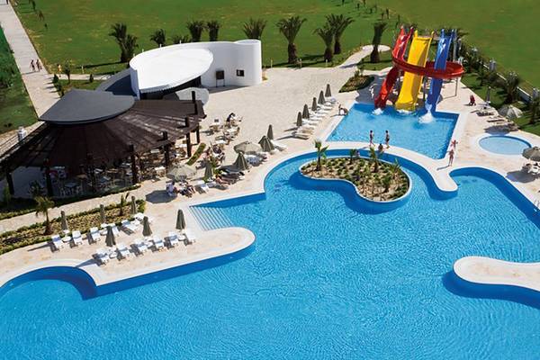 Luftaufnahme des Melas Lara Hotels mit Pool, Wasserrutschen und Sonnenliegen