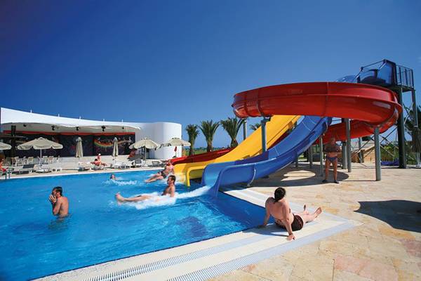 Gäste genießen die Wasserrutschen im Freibad des Melas Lara Hotels.