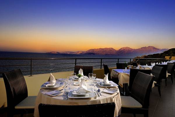 Terrasse des Blue Marine Resort & Spa mit Blick auf den Ozean und Berge