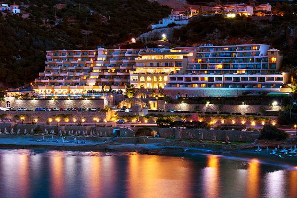 Das Blue Marine Resort & Spa ist bei Nacht mit vielen Lichtern zu sehen.