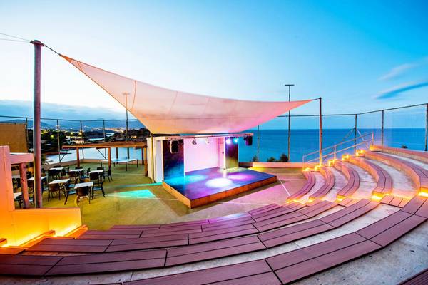 Abendveranstaltung im Blue Marine Resort & Spa mit Bühne und Sitzreihen am Meer