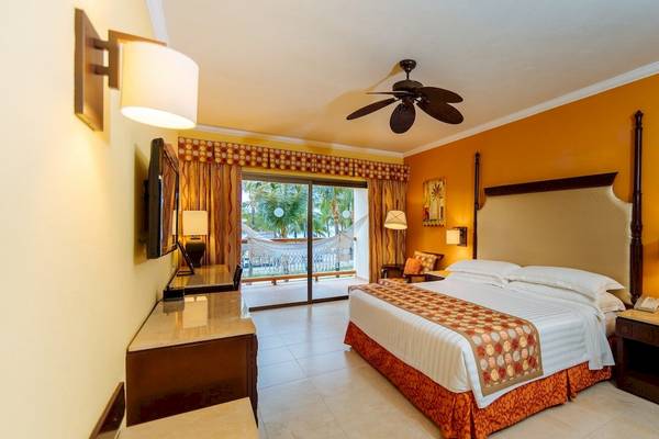Hotelzimmer im Barcelo Maya Palace mit Doppelbett, Fernseher, und Balkon