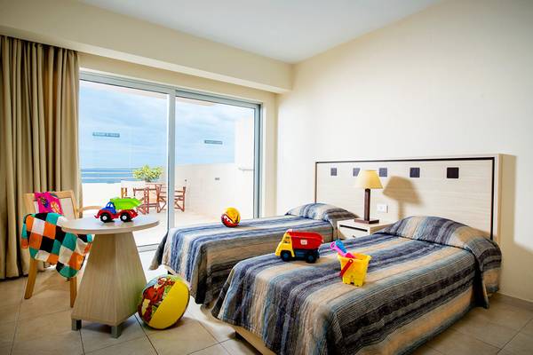 Zwei Betten mit Aussicht auf das Meer im Blue Marine Resort & Spa