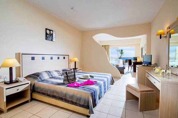 Zimmer im Blue Marine Resort & Spa mit Blick auf das Meer.