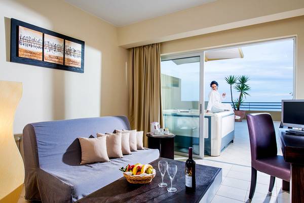 Suite im Blue Marine Resort & Spa mit Balkon, Jacuzzi und Blick auf das Meer.
