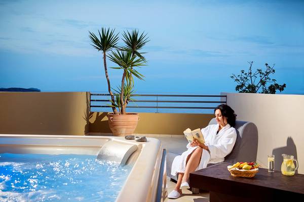 Frau im Wellnessbereich des Blue Marine Resort & Spa liest ein Buch