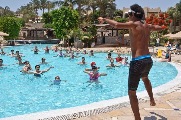 Aqua Fitness Kurs im Pool des Grand Hotel Sharm El Sheikh mit Teilnehmern und einem Trainer.