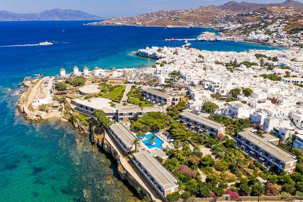 Luftaufnahme des Mykonos Theoxenia Boutique Hotels mit Pool und Blick auf die Stadt und das Meer