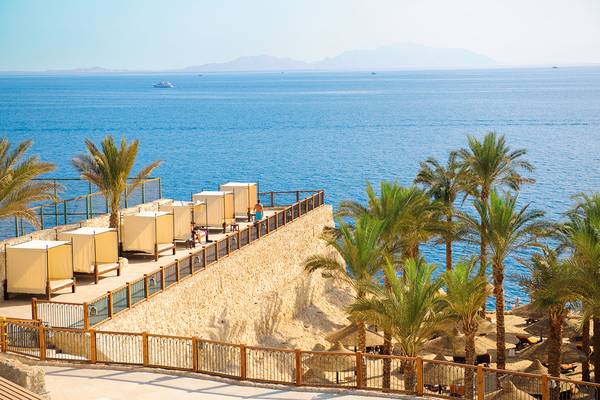 Ausblick auf das Meer von der Terrasse des Grand Hotel Sharm El Sheikh mit Liegen und Palmen