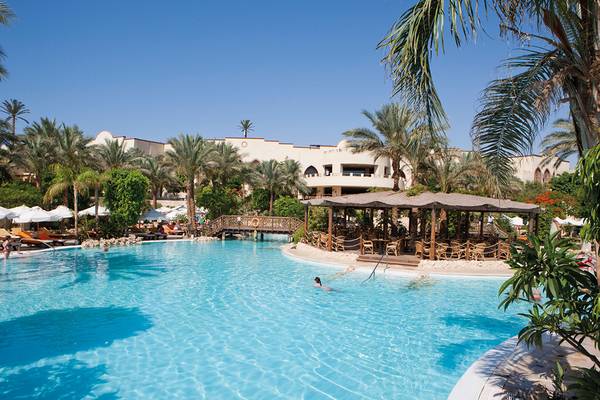 Außenpool im Grand Hotel Sharm El Sheikh mit Gästebereich und Brücke