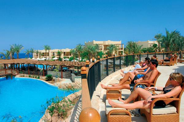 Gäste entspannen auf der Terrasse des Grand Hotel Sharm El Sheikh