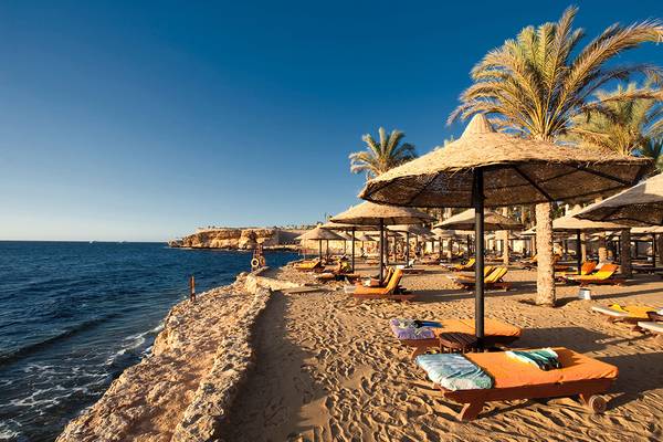 Strand mit Liegen und Sonnenschirmen im Grand Hotel Sharm El Sheikh