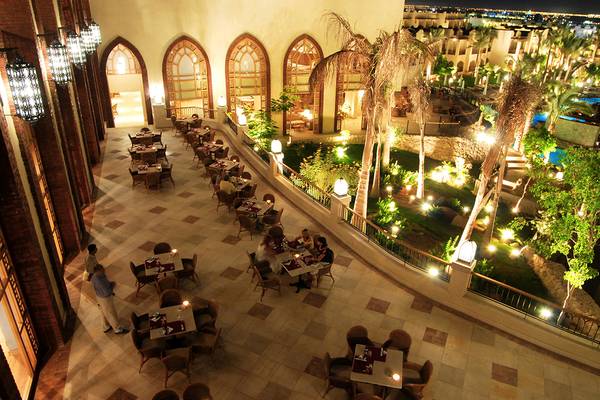 Aussicht auf das Restaurant des Grand Hotel Sharm El Sheikh bei Nacht
