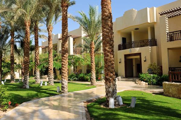 Eingangsbereich des Grand Hotel Sharm El Sheikh mit Palmen und Rasen