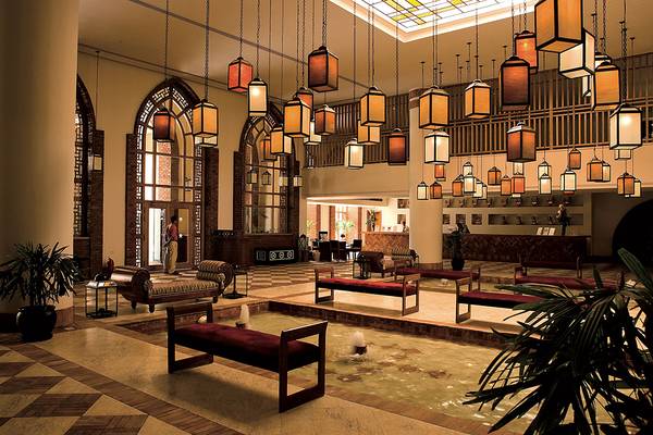 Foyer des Grand Hotel Sharm El Sheikh mit hängenden Lampen und Sitzgelegenheiten.