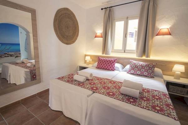 Doppelbett-Zimmer im Hotel Cala Martina by Llum mit Meerblickspiegel und Dekor.