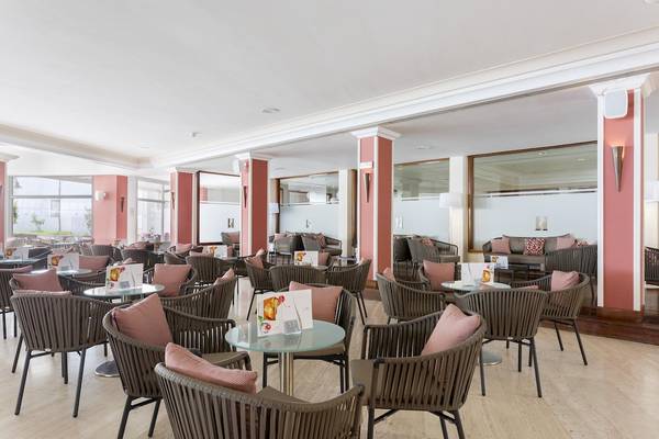 Innenbereich des Hipotels La Geria mit vielen Tischen und Stühlen im Restaurantbereich