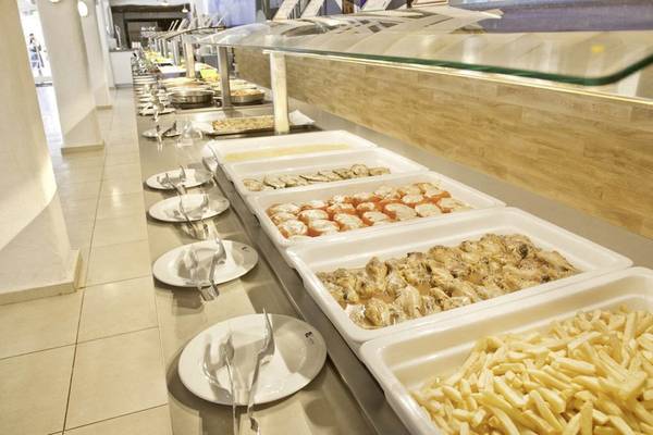 Buffettisch im Cala Martina Hotel mit verschiedenen Gerichten wie Fleisch, Fisch, Gemüse und Pommes.