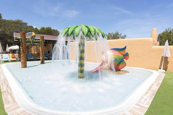 Kinderpool im Cala Martina by Llum Hotel mit buntem Wasserspiel und Sonnenschirmen