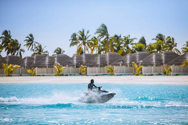 Person auf einem Jetski in der Nähe des Sun Siyam Iru Veli Hotels