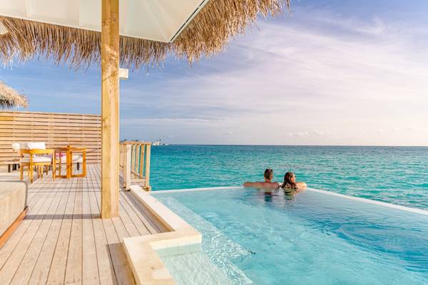 Paar im Pool am Strand des Sun Siyam Iru Veli