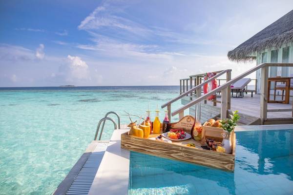 Frühstück am Pool des Sun Siyam Iru Veli Hotels mit Blick auf das Meer.