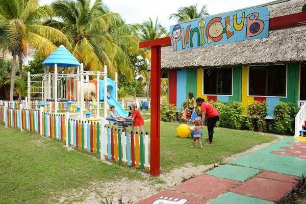 Kinderclub des ROC Arenas Doradas Hotels mit Spielplatz und bunten Gebäuden.