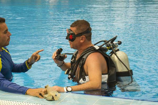Scuba Taucher Kurs im Pool im ROC Arenas Doradas Hotel
