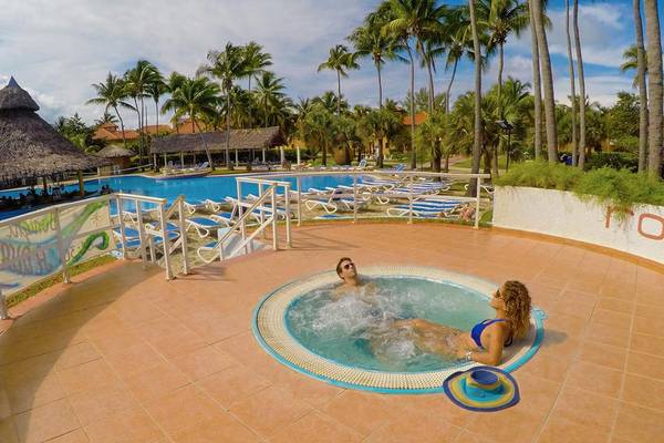 Ein Whirlpool im Freien im ROC Arenas Doradas Hotel mit einem Pool im Hintergrund.