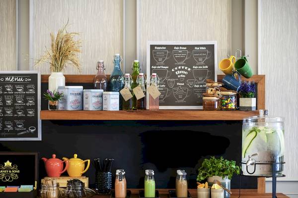 Einrichtung eines Cocktail-Bar-Schranks im Pullman Phuket Panwa Beach Resort mit Flaschen, Gläsern und Dekorationen.